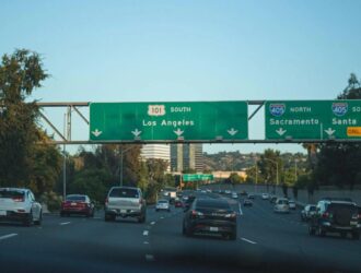 auto estrada nos eua com placas de sinalização e carros