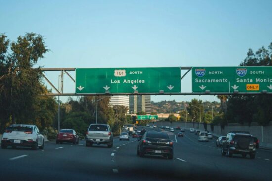 auto estrada nos eua com placas de sinalização e carros