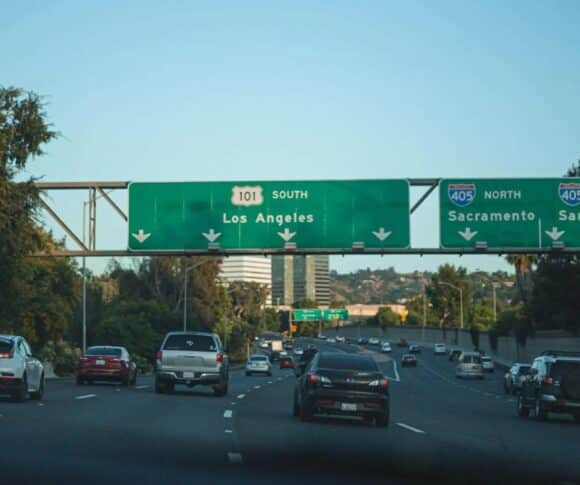 auto estrada nos eua com placas de sinalização e carros