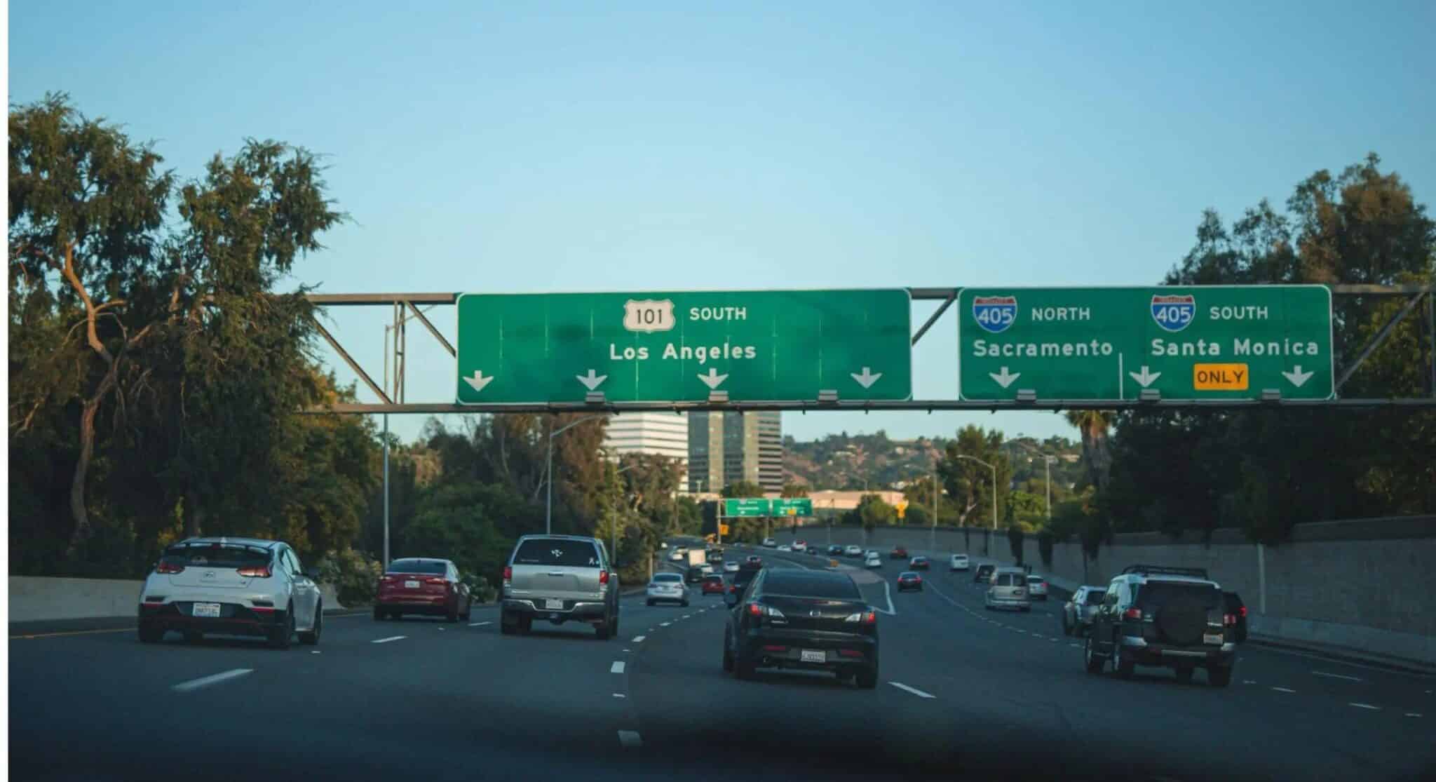 auto estrada nos eua com placas de sinalização e carros