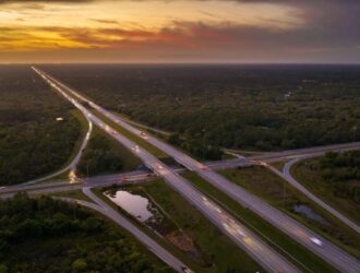 Estrada do sul dos Estados Unidos vista de cima com um pôr do sol