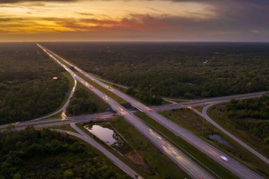Estrada do sul dos Estados Unidos vista de cima com um pôr do sol