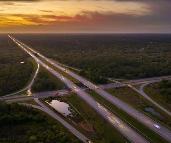 Estrada do sul dos Estados Unidos vista de cima com um pôr do sol