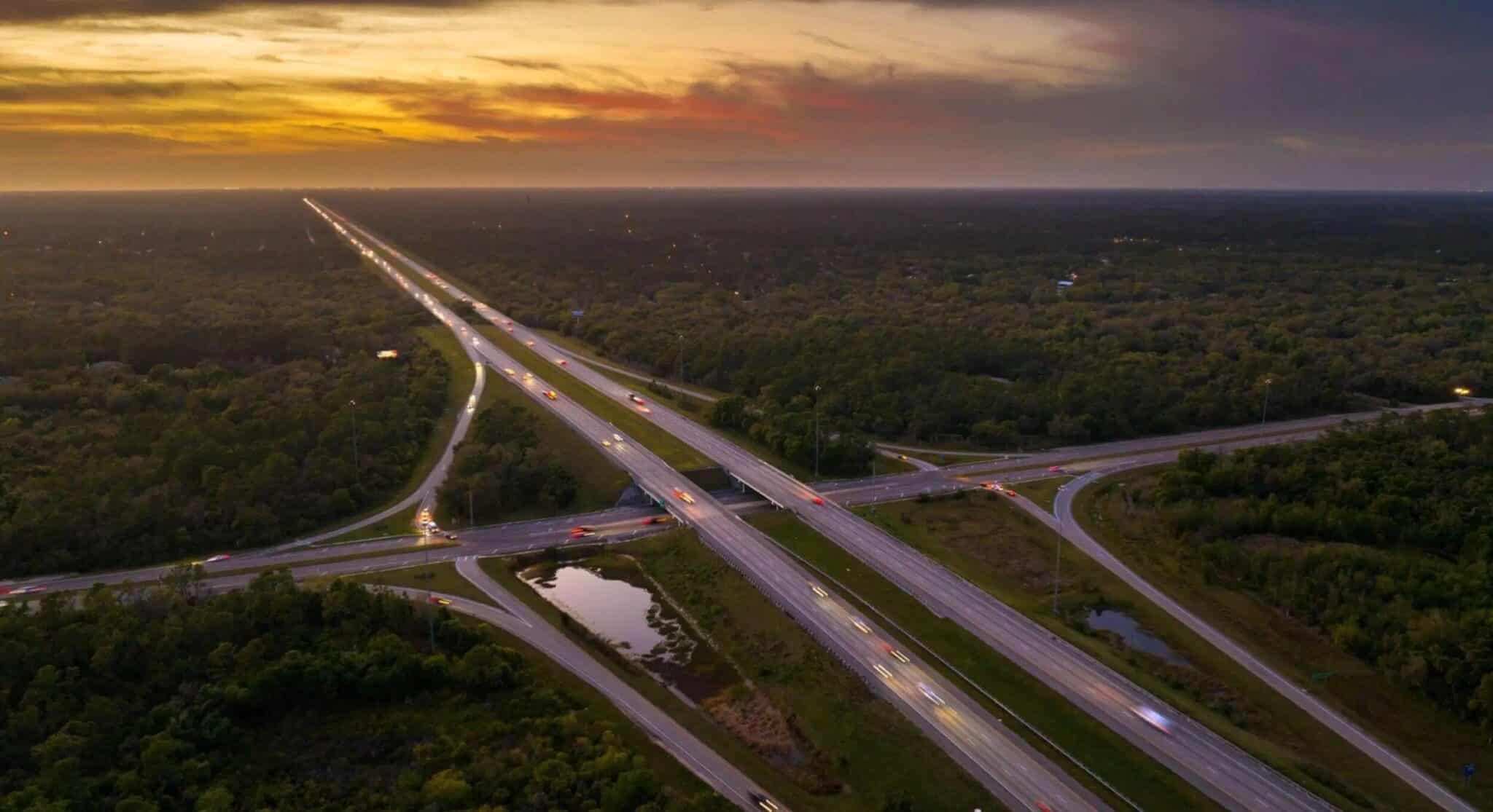 Estrada do sul dos Estados Unidos vista de cima com um pôr do sol