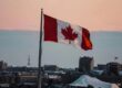 bandeira do canadá com cidade ao fundo