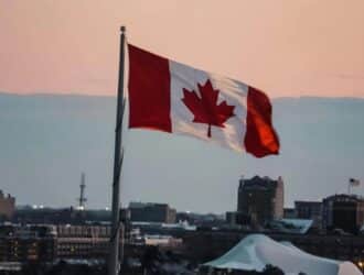 bandeira do canadá com cidade ao fundo
