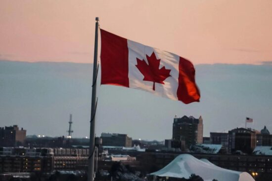 bandeira do canadá com cidade ao fundo