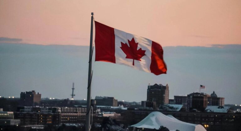 bandeira do canadá com cidade ao fundo
