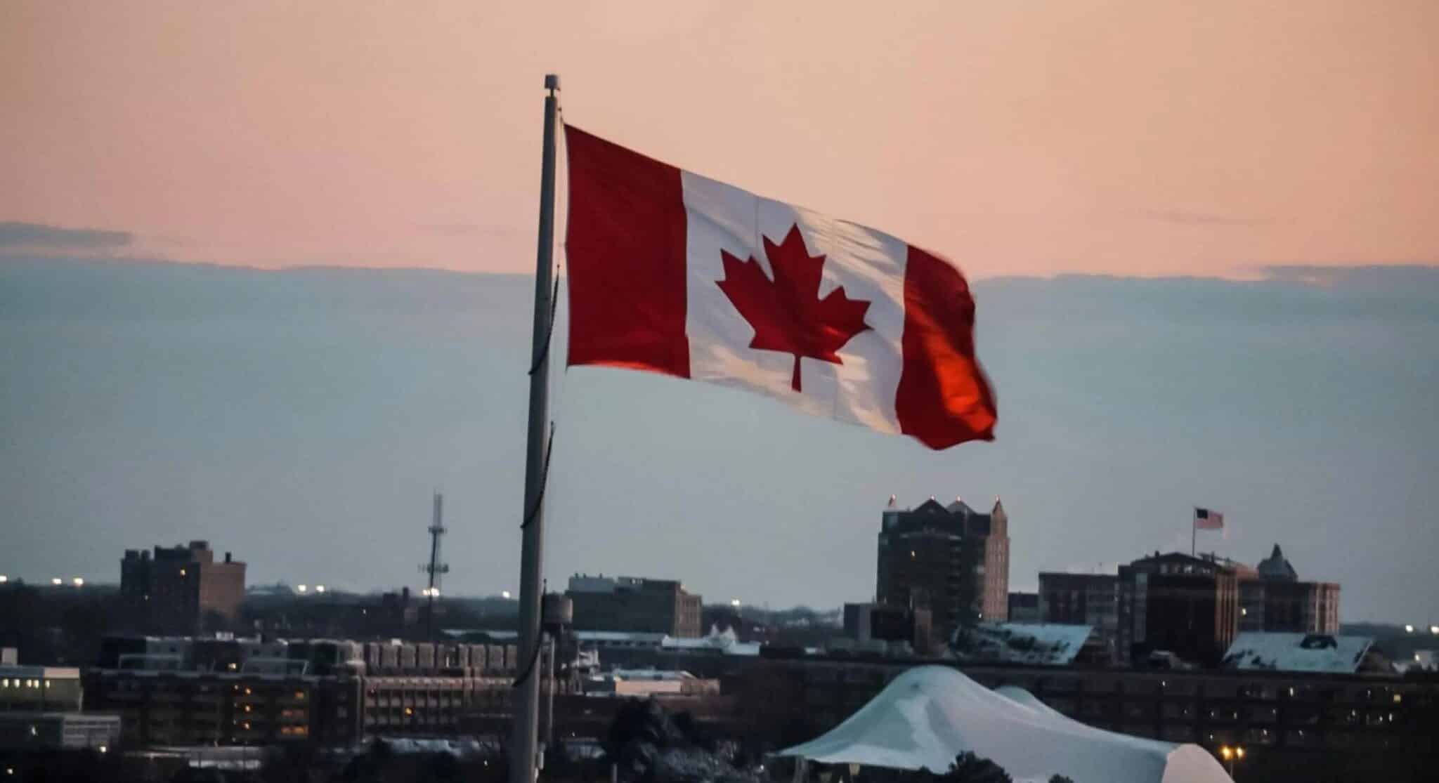 bandeira do canadá com cidade ao fundo