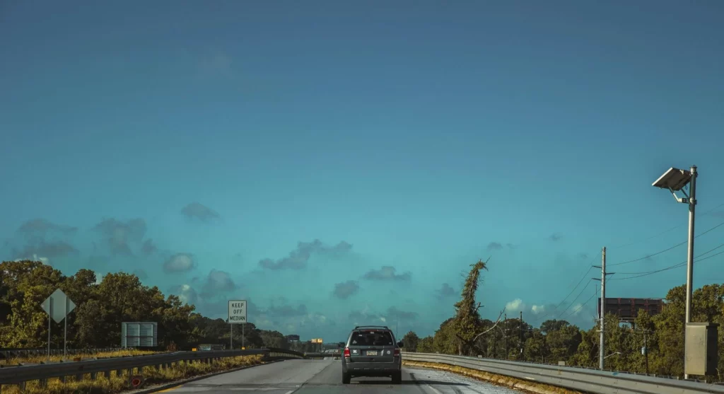 um carro em uma estrada ampla nos USA com céu azul aberto