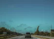 um carro em uma estrada ampla nos USA com céu azul aberto