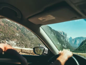 homem dirigindo um carro na estrada do parque nacional dos estados unidos