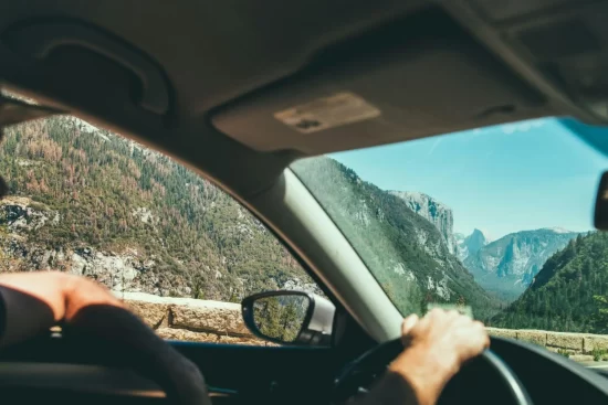 homem dirigindo um carro na estrada do parque nacional dos estados unidos