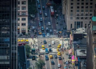 visão de cima das ruas de nova york com muitos carros