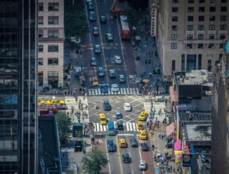 visão de cima das ruas de nova york com muitos carros