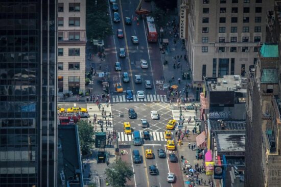 visão de cima das ruas de nova york com muitos carros
