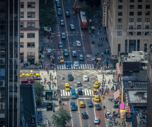 visão de cima das ruas de nova york com muitos carros
