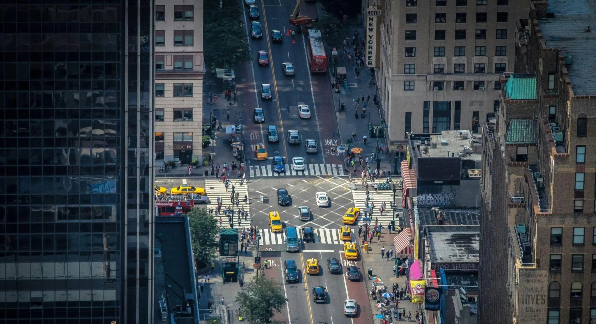 visão de cima das ruas de nova york com muitos carros