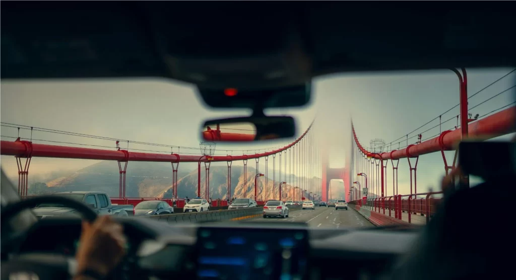 Parabrisa de um carro com uma ponte vermelha à frente, nos EUA