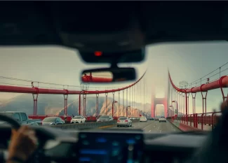 Parabrisa de um carro com uma ponte vermelha à frente, nos EUA