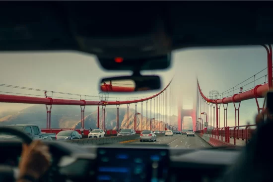 Parabrisa de um carro com uma ponte vermelha à frente, nos EUA