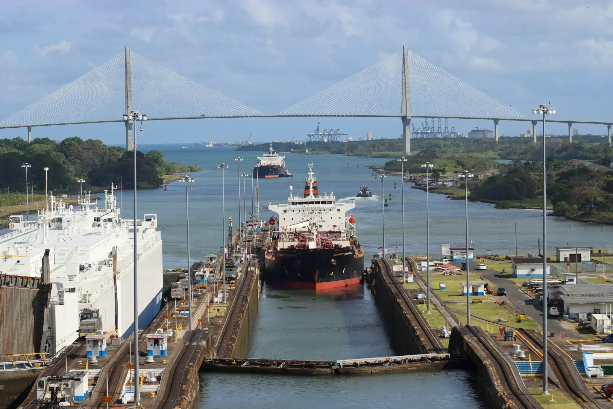 Canal do Panamá com navio cargueiro