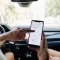 Mulher olhando um mapa em seu telefone celular dentro do carro