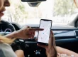 Mujer revisando el mapa en el smartphone