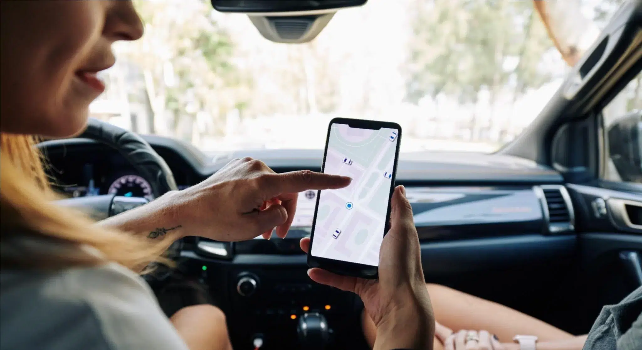 Mujer revisando el mapa en el smartphone