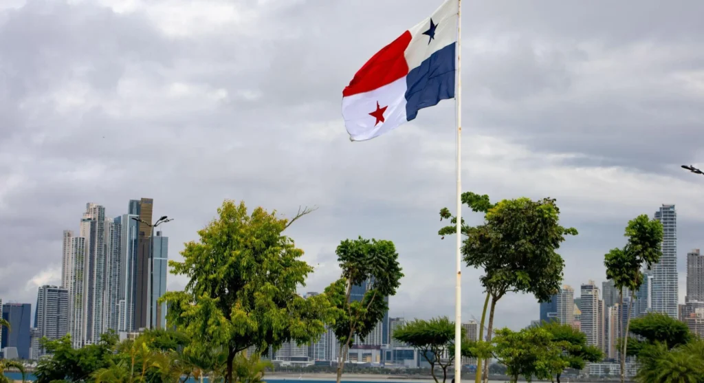 bandeira do Panamá com fundo da cidade do Panamá