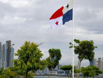 bandeira do Panamá com fundo da cidade do Panamá