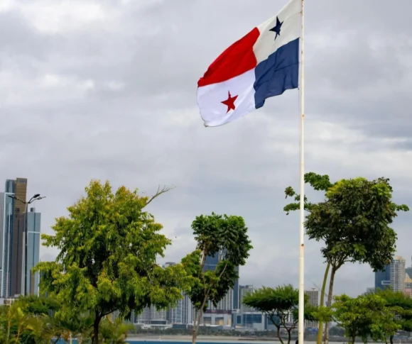 bandeira do Panamá com fundo da cidade do Panamá