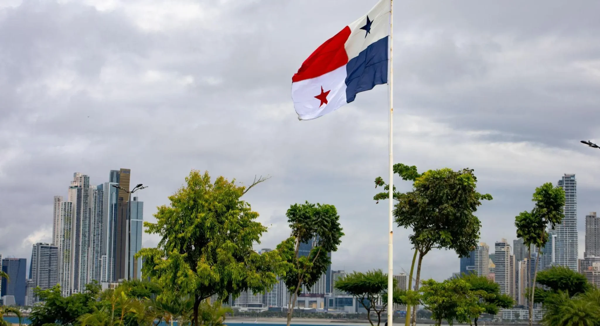bandeira do Panamá com fundo da cidade do Panamá