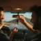 mulher e homem dentro do carro sorrindo com homem passando a chave para ela