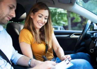 Aquí tienes la traducción directa de la frase aplicando la conjugación de tú (asumiendo el papel protagónico en la acción): "Una pareja en el interior de un carro en movimiento, contigo sonriendo mientras ajustas o sujetas el tablero, y el hombre a tu lado, ambos usando cinturones de seguridad y manejando con atención al tránsito