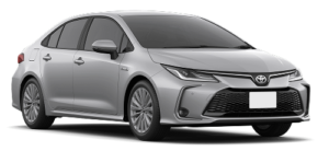 Toyota Corolla prata visto em três quartos, com foco na dianteira e faróis, sobre fundo preto, com detalhes do para-choque e grade frontal bem visíveis.