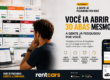 Homem compara preços e condições de aluguel de carros em várias abas de locadoras antes de usar a Rentcars.
