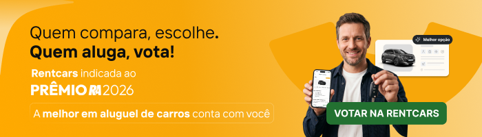 Banner de votação para locadoras de carros: texto “Quem compara, escolhe. Quem aluga, vota!”, “Rentcars indicada ao PRÊMIO RA 2026” e botão “VOTAR NA RENTCARS”, com homem sorrindo e celular exibindo opções de serviço.